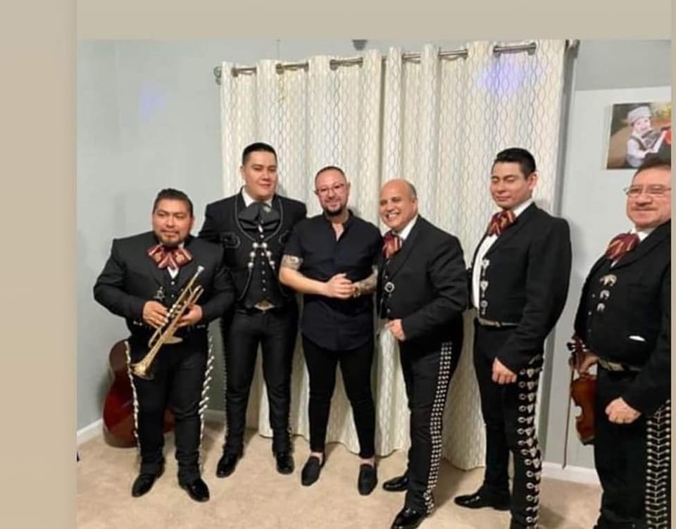 Mariachi Garibaldi acompañando una misa